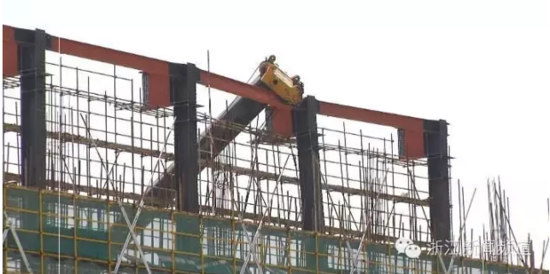 五一假期，杭州一工地的起重機(jī)吊機(jī)倒塌，造成1人重傷，3人輕傷